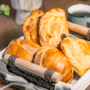 Warm and fresh bread served in a rustic basket, perfect for breakfast in Tacna, Peru.
